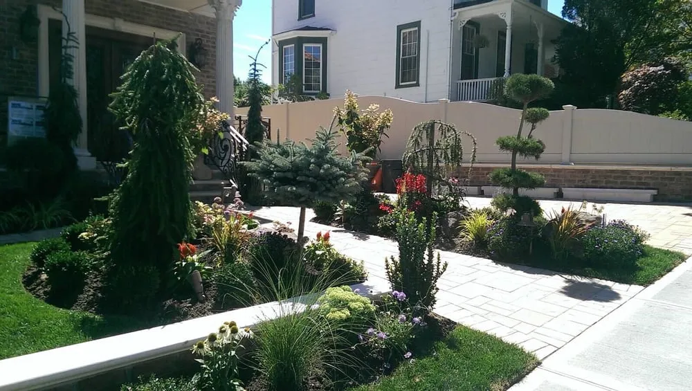 Custom lawn mowing service in Queens, NY - L & G Design Corp