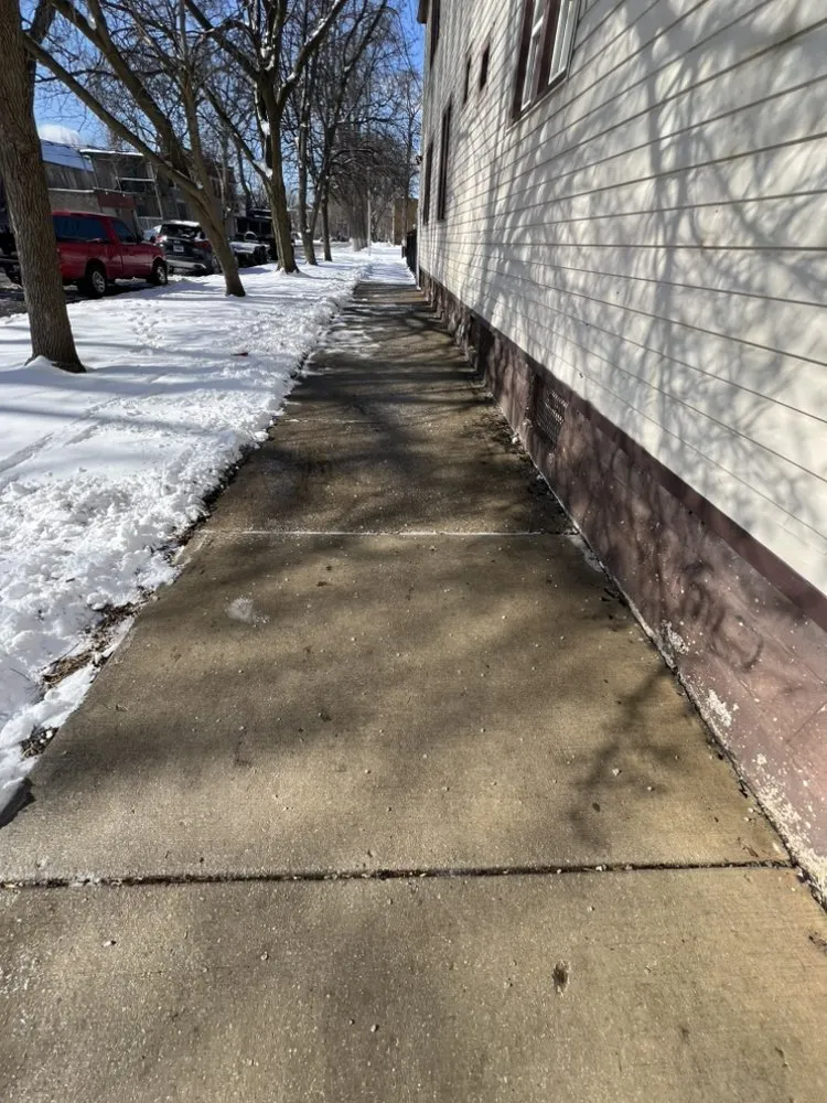 Top-rated lawn care service in Riverdale, IL by L Rojas Landscaping