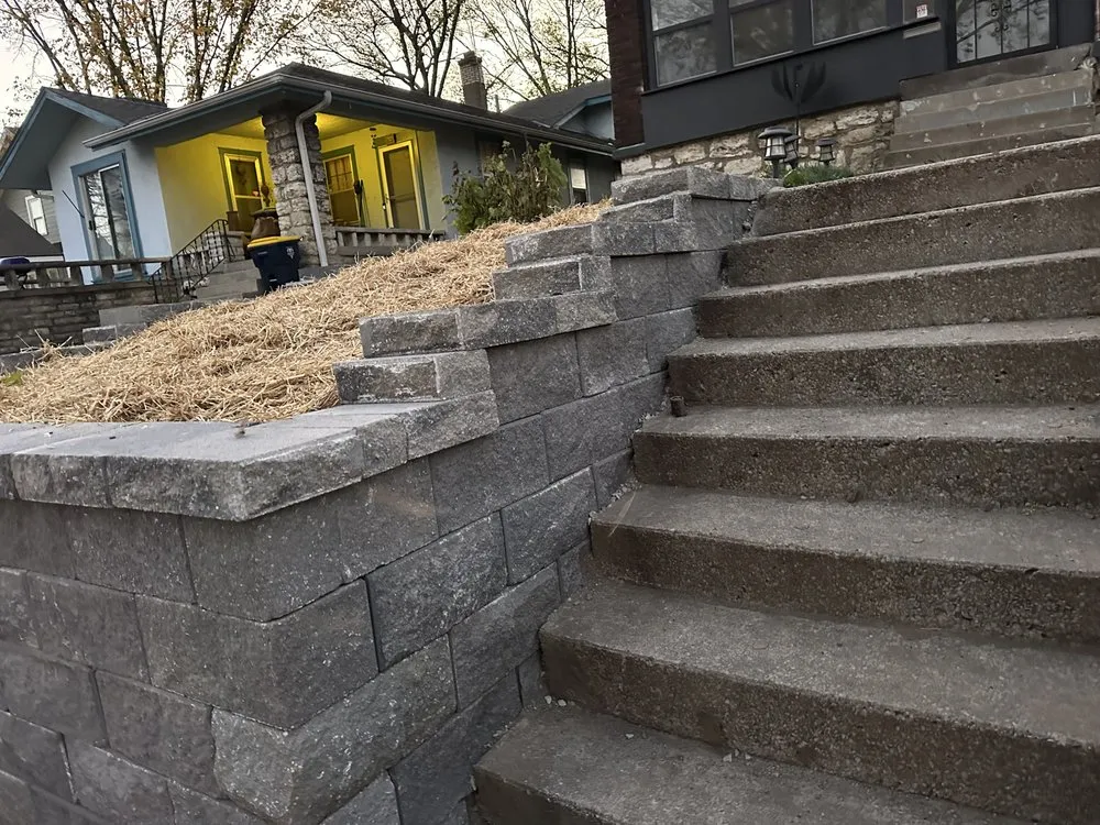 Local lawn care service experts serving Independence, MO - La landscaping