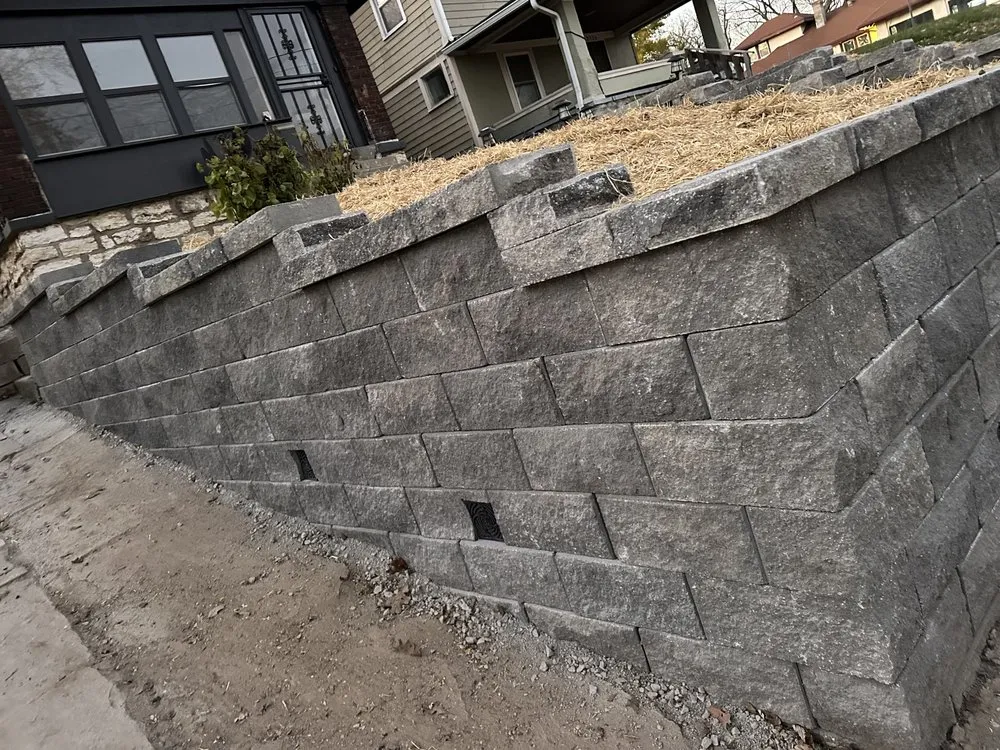 Top-rated yard maintenance in Independence, MO by La landscaping