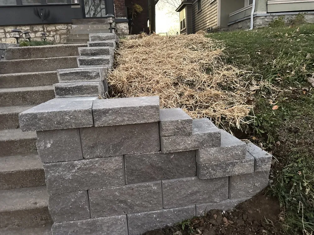 Trusted yard cleanup service for homes across Independence, MO - La landscaping