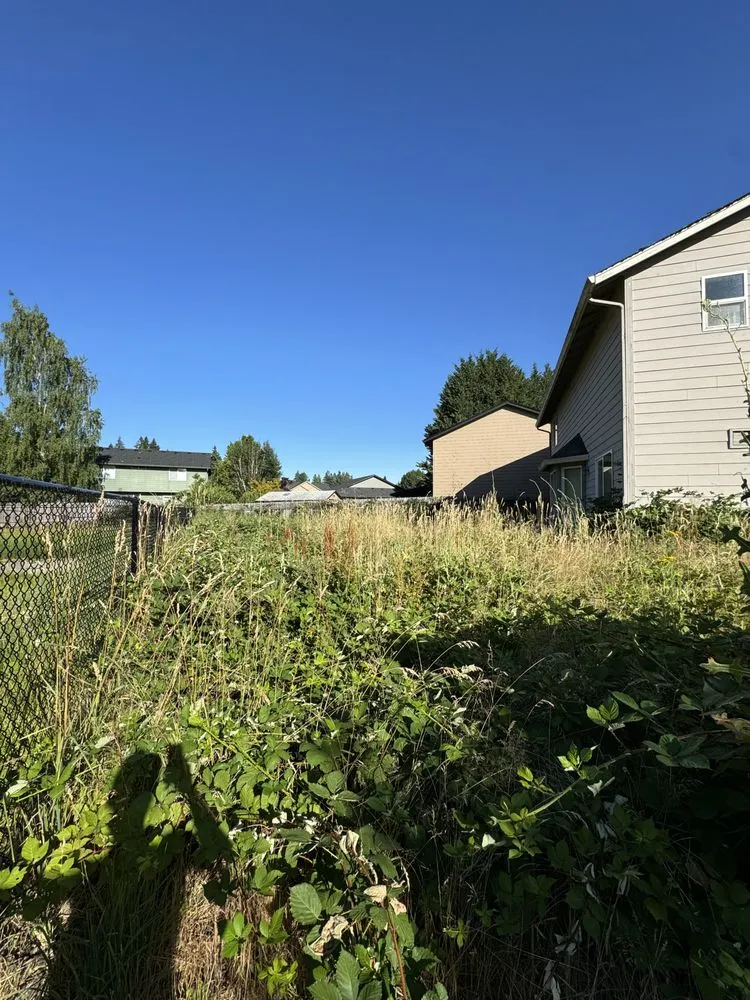 Local yard cleanup service in Vancouver, WA by L&A Landscaping