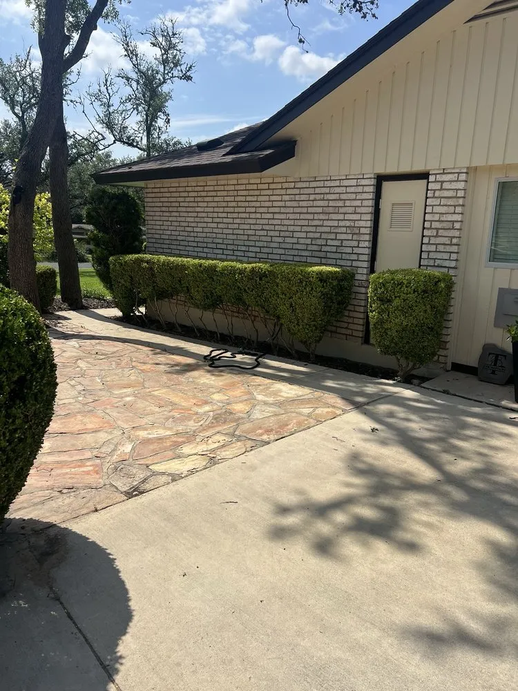 Reliable lawn care service in San Antonio, TX - L&A Lawn Service