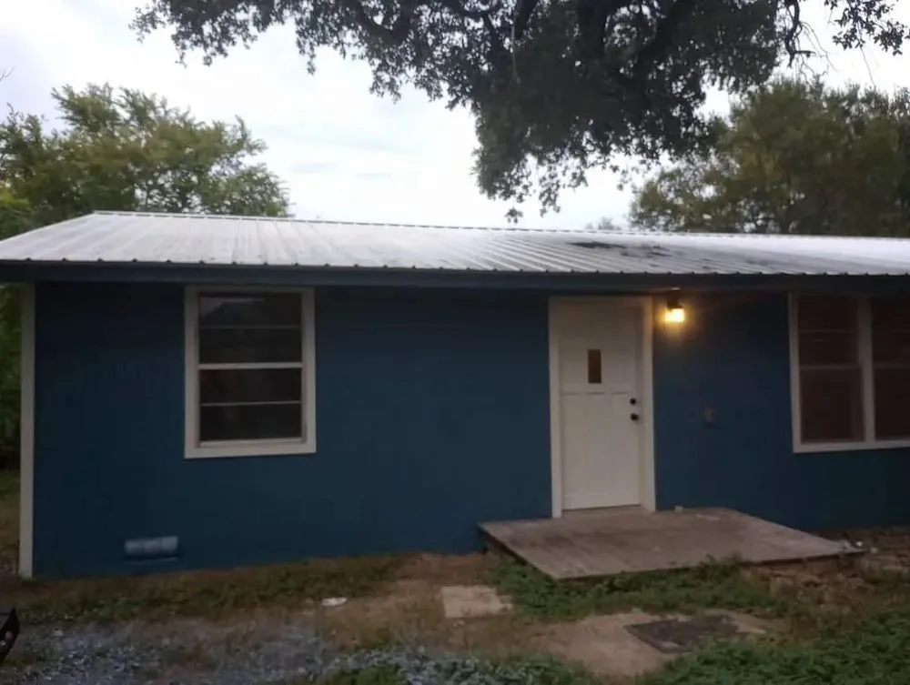 Expert outdoor landscaping in Belton, TX by L&A Montoya´s Lawn Care and Remodeling Services