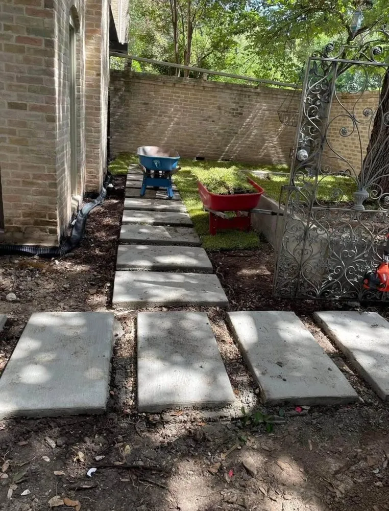 Affordable lawn mowing service in Von Ormy, TX - La Roca92