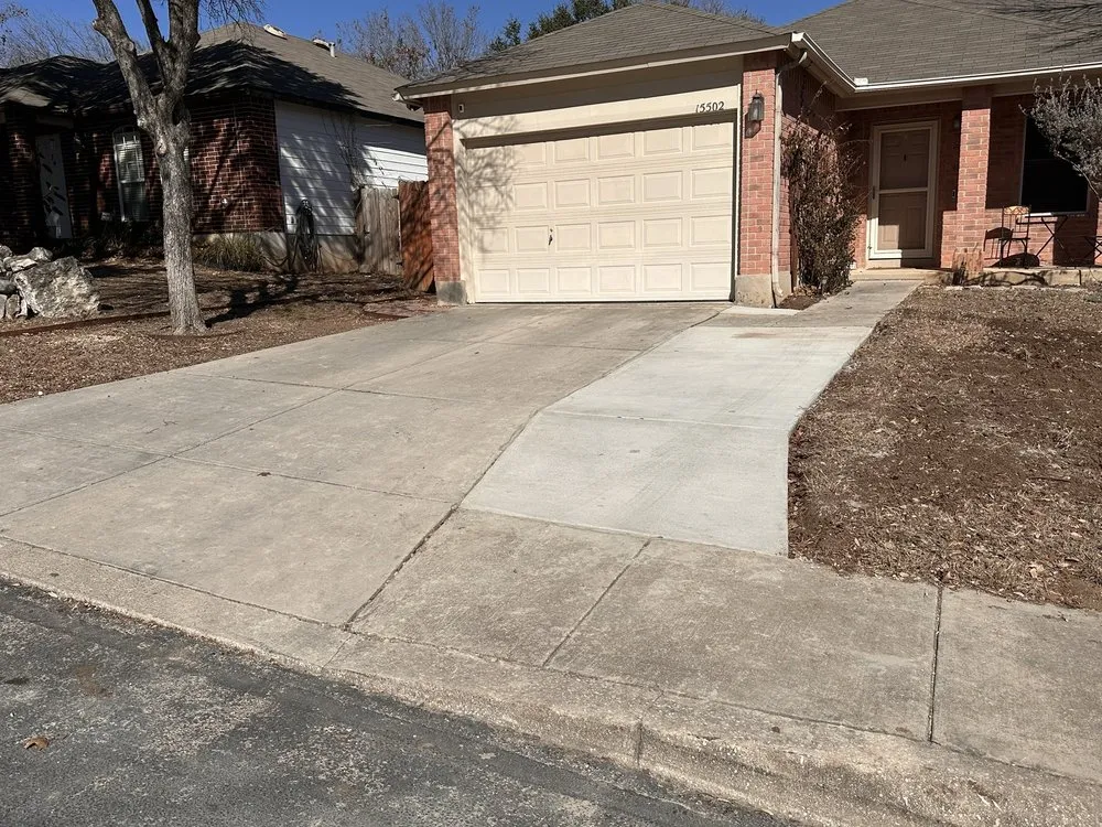 Affordable lawn mowing service experts serving Von Ormy, TX - La Roca92