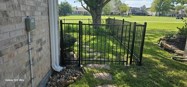 La Rose lawn & Landscaping Logo