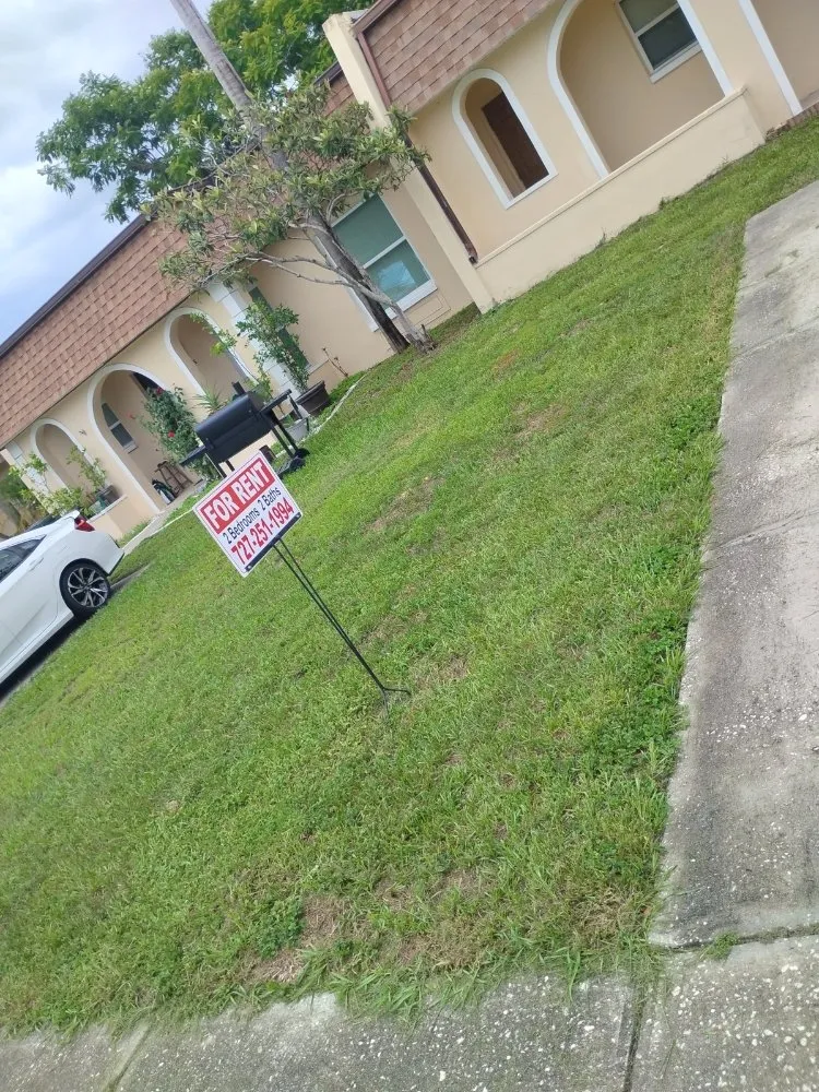 Local landscaping services experts serving Largo, FL - Labrador Lawn Care and Mulch