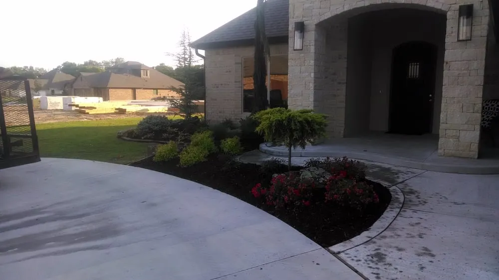 Top-rated lawn mowing service experts serving Midwest City, OK - Ladan Lawnscapes