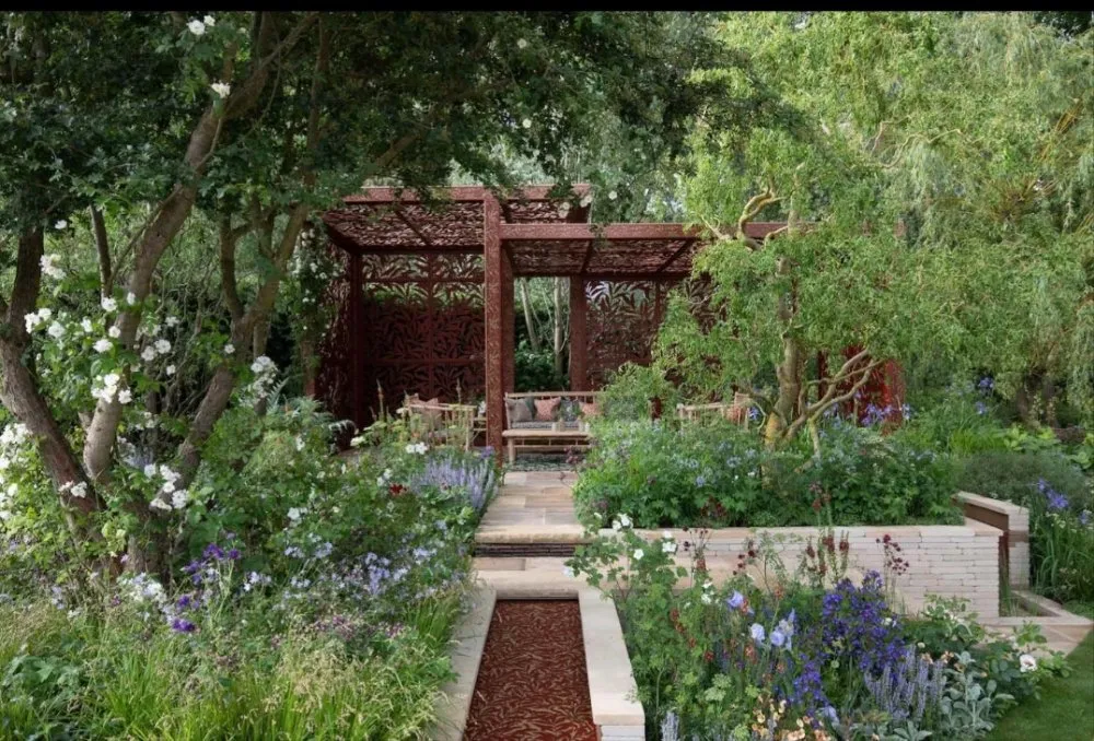 Reliable yard maintenance for beautiful yards in Lafayette, LA by Lafayette Lawn & Landscapes