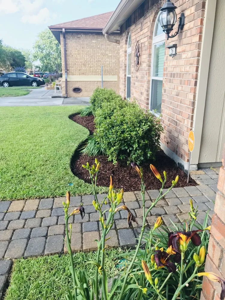 Custom garden landscaping in Kenner, LA by Lagniappe Lawns