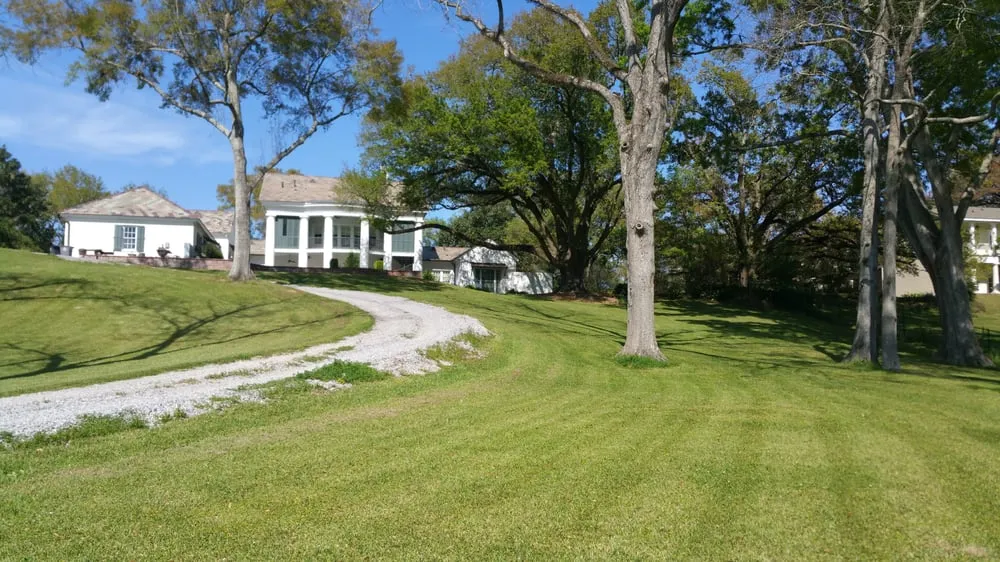 Local garden landscaping in Baton Rouge, LA by Lagreen Landscape