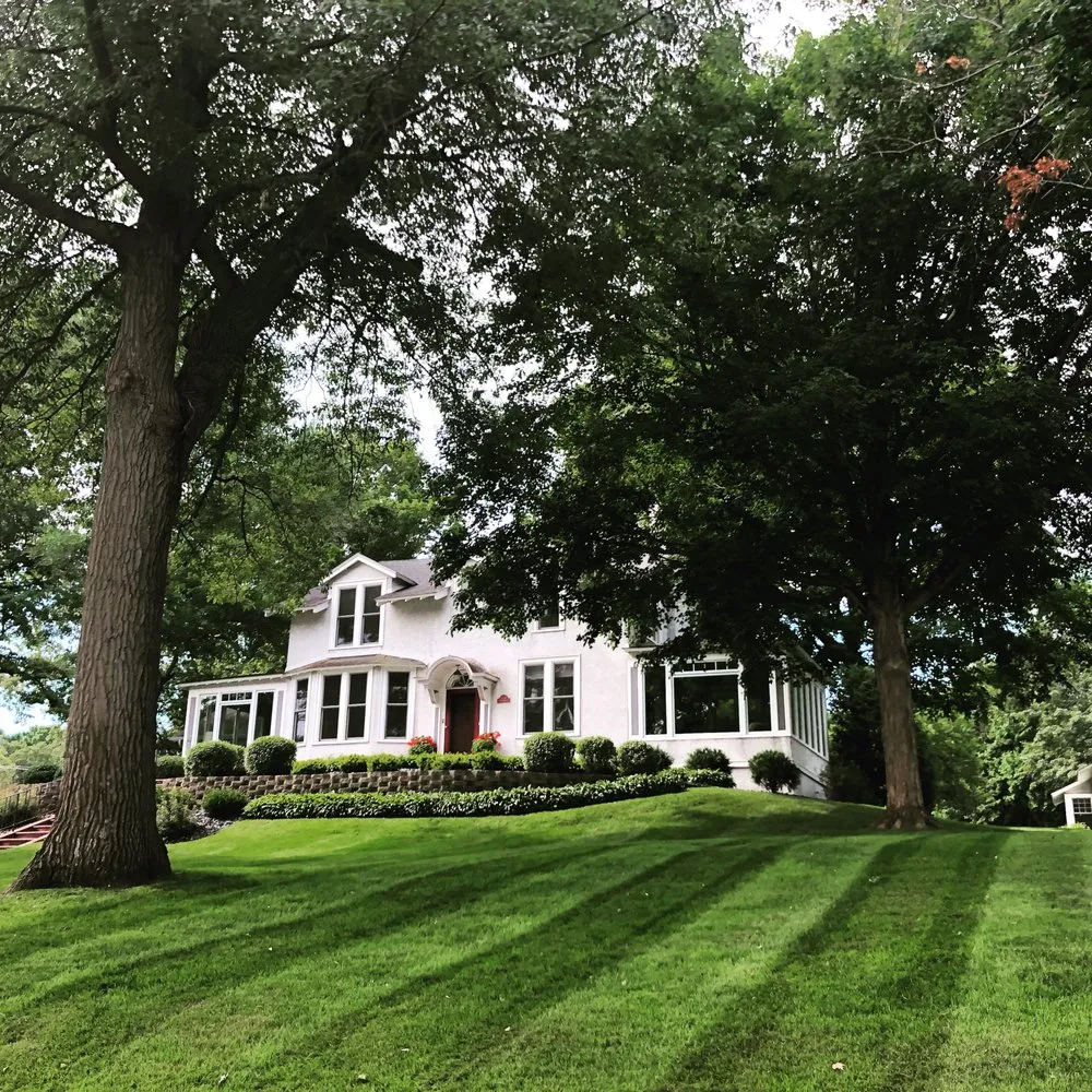 Custom lawn care service experts serving Mound, MN - Lake Country Lawn & Landscape