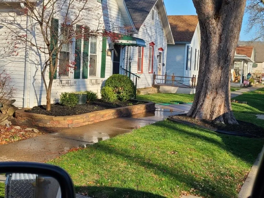 Professional lawn care service experts serving Sandusky, OH - Lakeland Lawncare