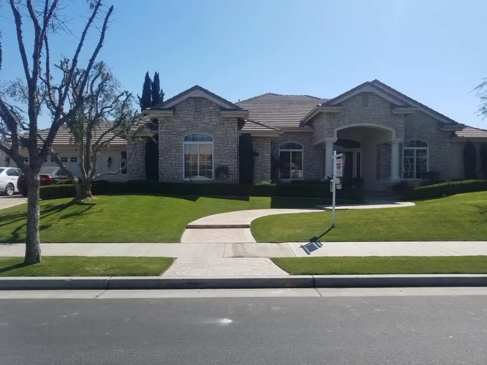 Custom lawn mowing service experts serving Bakersfield, CA - Lakes Gardening