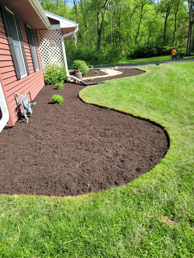 Custom landscape installation for beautiful yards across Plano, IL - Lakeside landscapes & Lawn care