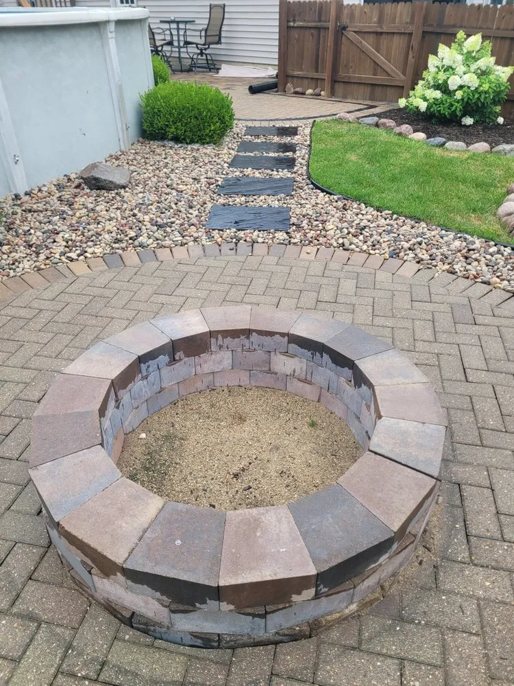 Custom outdoor landscaping experts serving Plano, IL - Lakeside landscapes & Lawn care