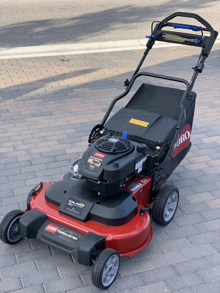 Custom lawn mowing service experts serving Loxahatchee Groves, FL - Lakeside Lawn