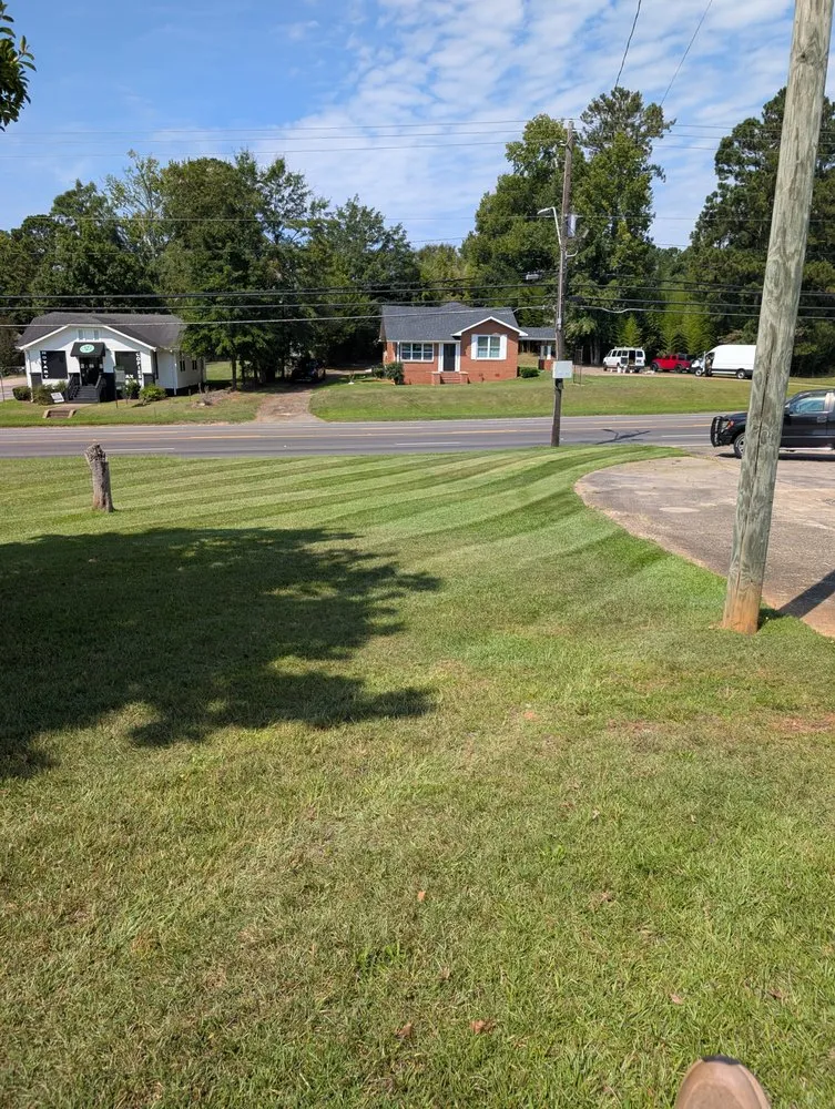 Expert lawn care service experts serving Lanett, AL - Lakeside Lawncare