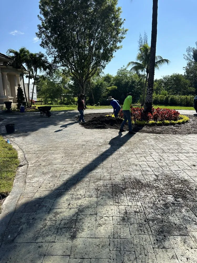 Local garden landscaping experts serving Boulevard Heights, FL - Land + Build