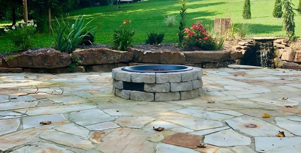Professional yard maintenance in Springfield, TN by Land Art