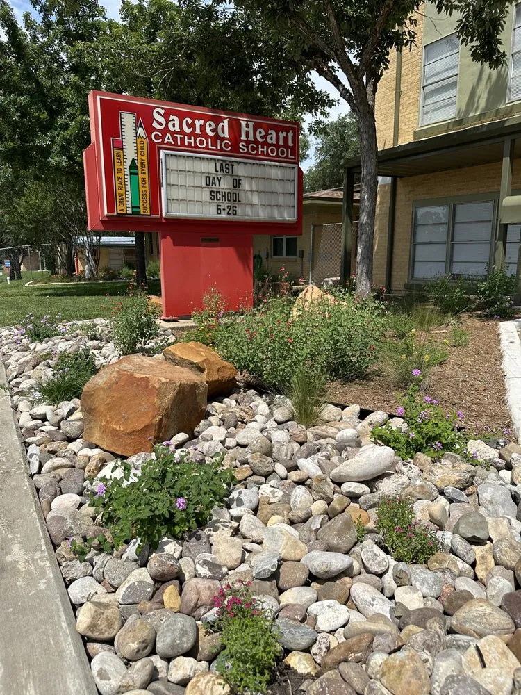 Affordable lawn mowing service in Floresville, TX by Landloch Studio