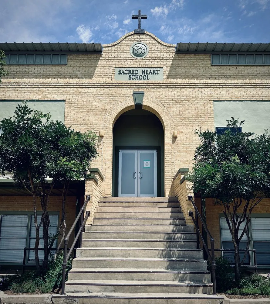 Top-rated yard maintenance for residential properties across Floresville, TX - Landloch Studio