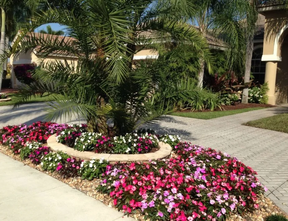 Custom lawn care service in Boca Raton, FL by Landscaper Company