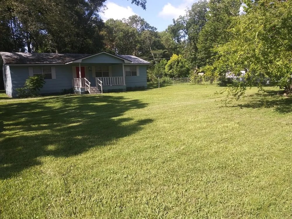 Local yard maintenance in Jacksonville, FL - Landscapes Jacksonville