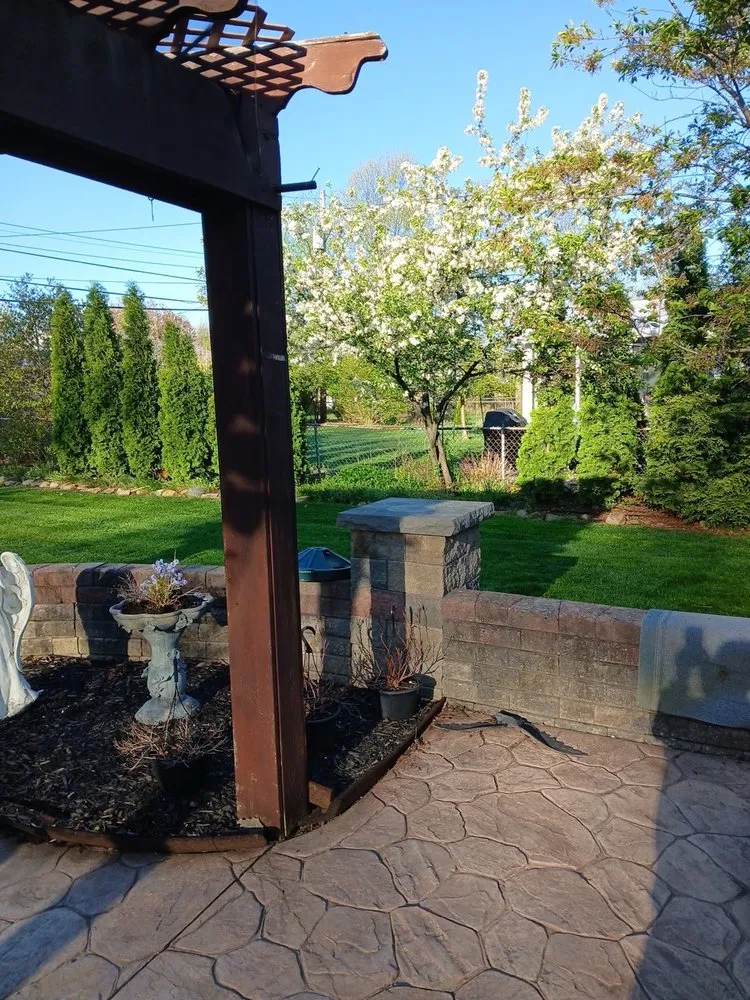 Top-rated garden landscaping in Chesterland, OH by Landscaping by Mark & Sons