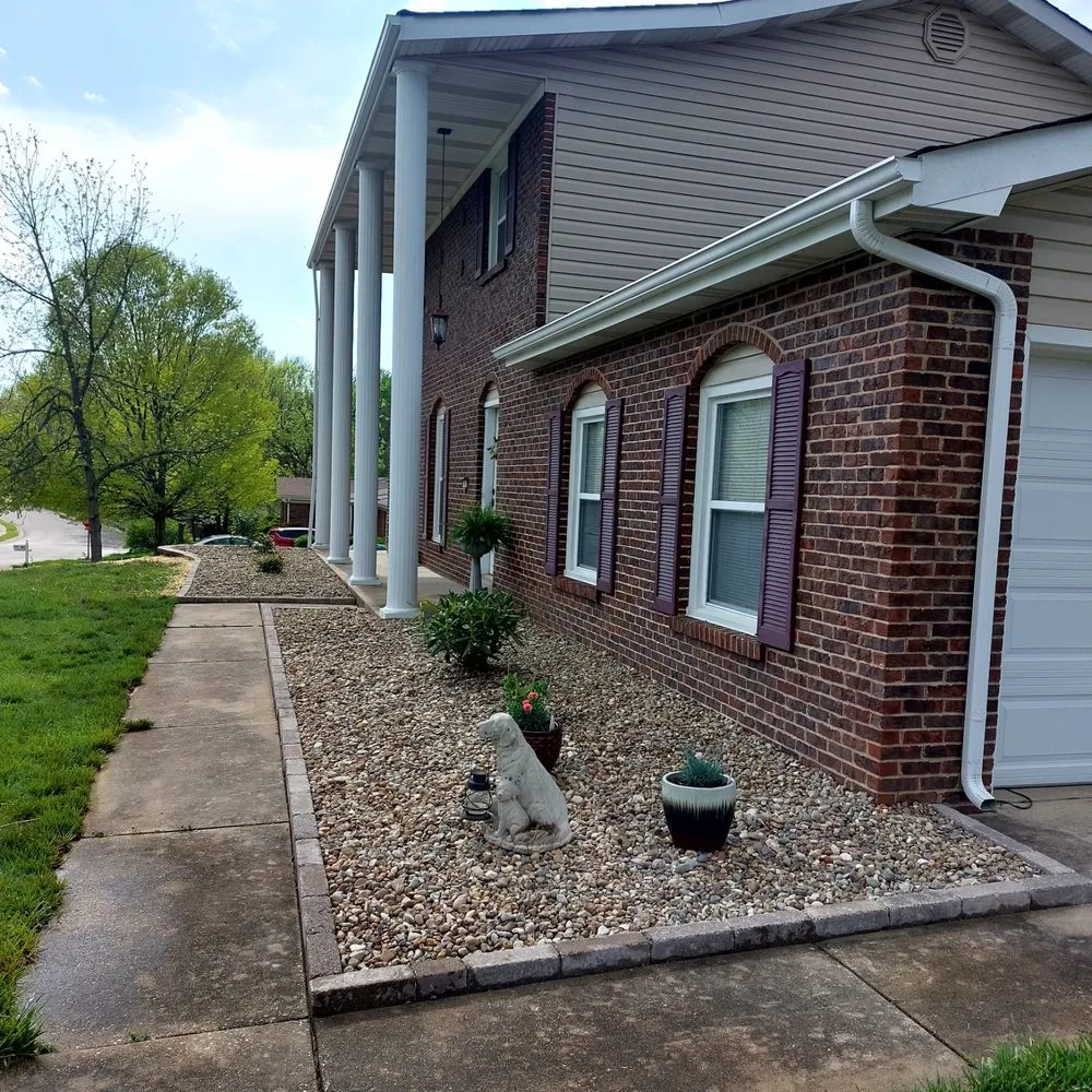 Custom yard maintenance for homes across High Ridge, MO - Landscaping Castillo