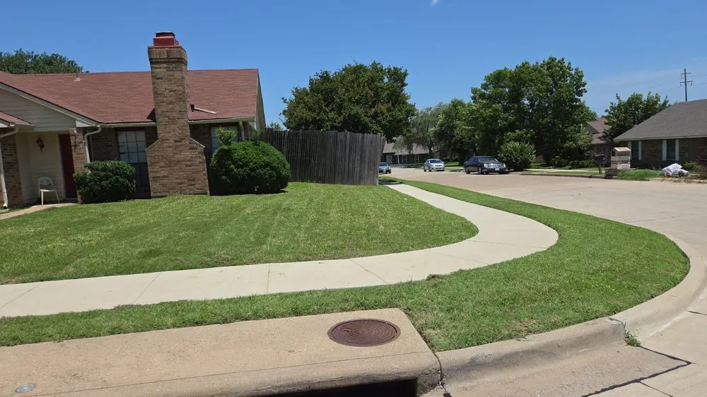 Professional garden landscaping for homes in Dallas, TX by Landscaping Edwin