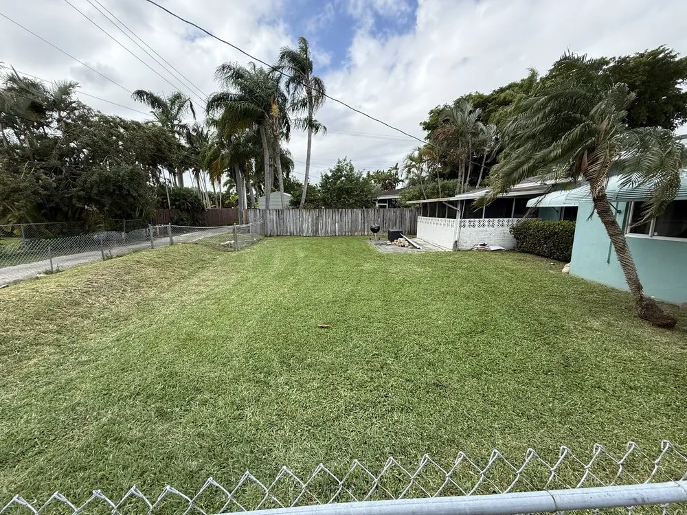 Professional lawn mowing service experts serving Hallandale Beach, FL - Landscaping el eden