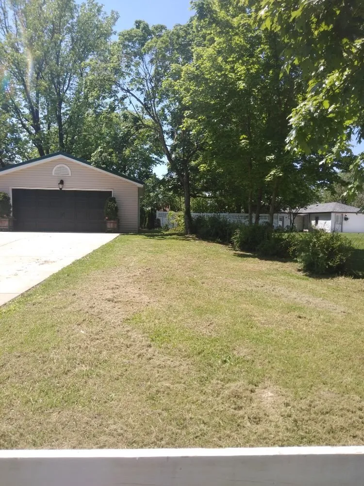 Professional yard maintenance with custom design in De Soto, MO by Landscaping R Us