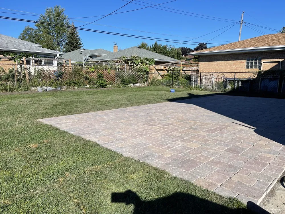 Custom outdoor landscaping experts serving Buffalo Grove, IL - Landscaping Solutions