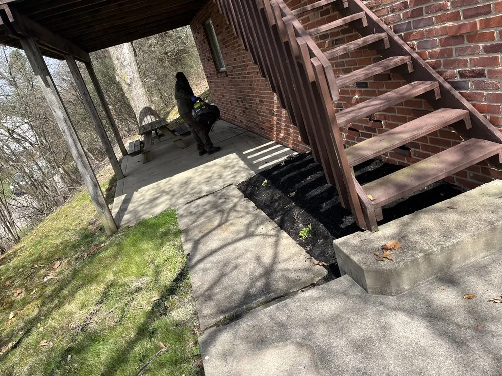 Expert lawn care service in Pittsburgh, PA - Landscaping Solutions