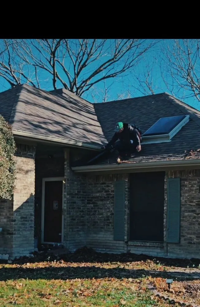 Expert lawn mowing service in Dallas, TX by Landscaping Tistoj Lopez