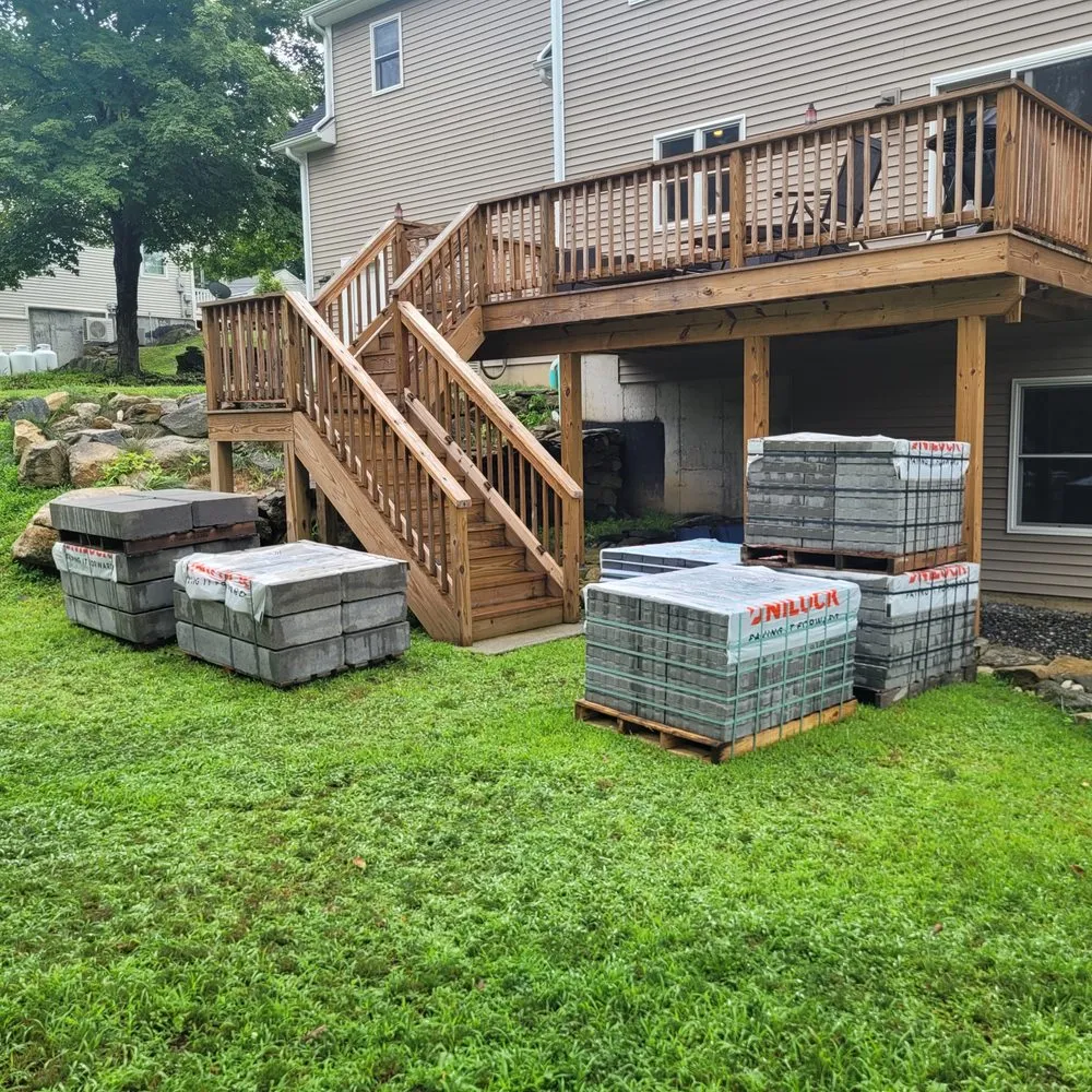 Professional yard maintenance experts serving Newtown, CT - Landscaping Unlimited