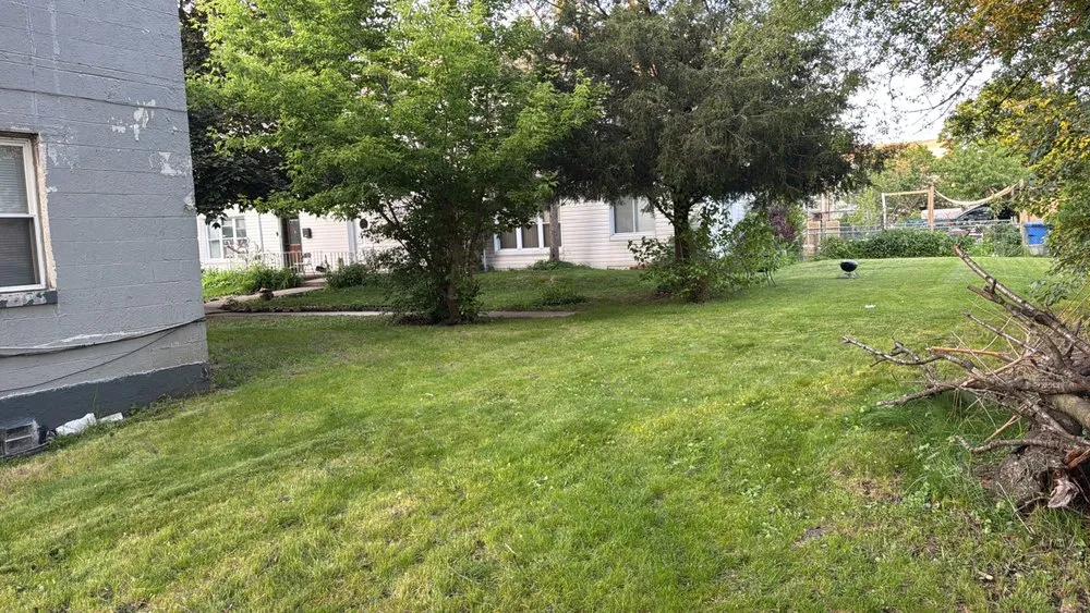 Professional yard maintenance in Chicago, IL - Landscaping victoria