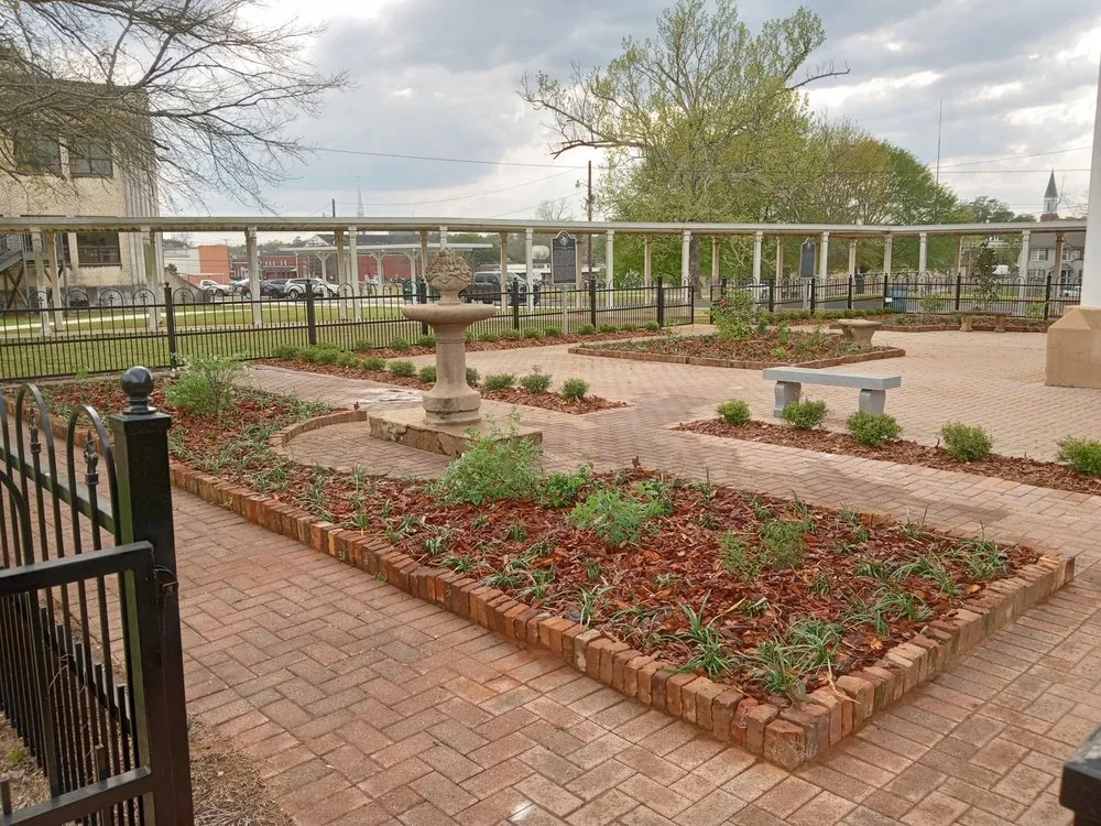 Expert yard maintenance experts serving Nacogdoches, TX - Landworks