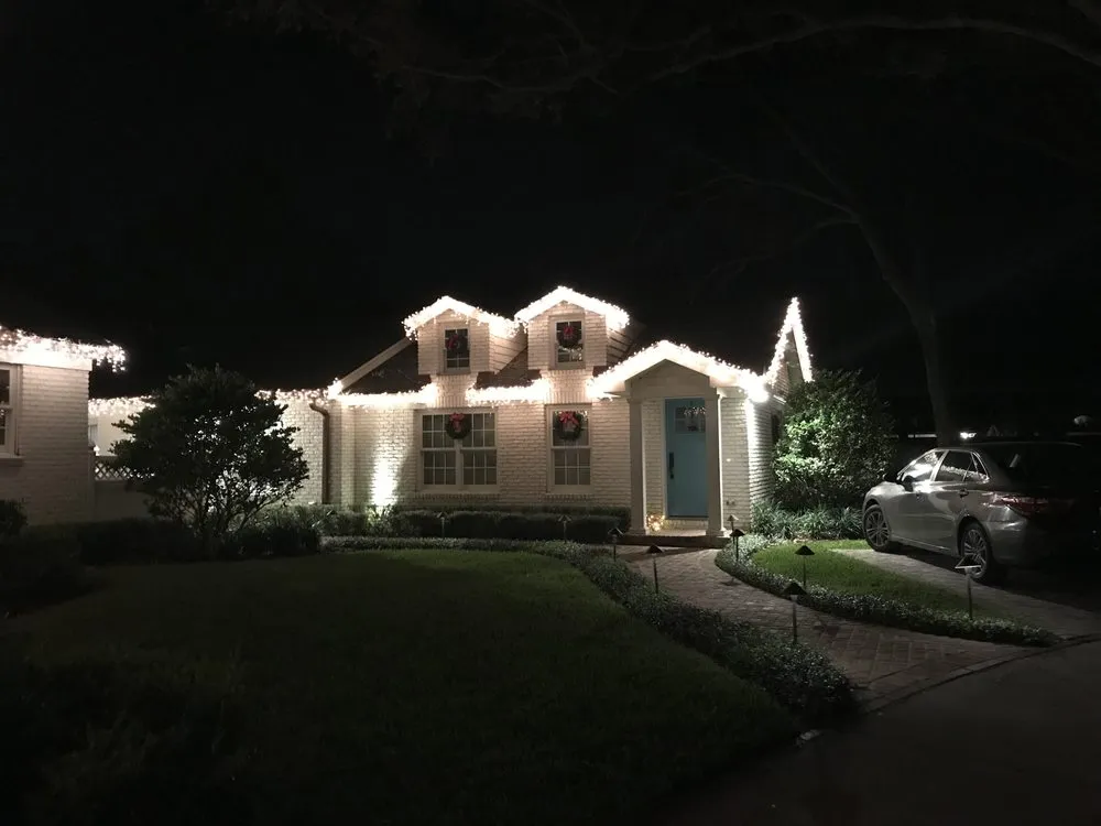 Affordable residential landscaping in Tampa, FL - Lane Christmas Lights