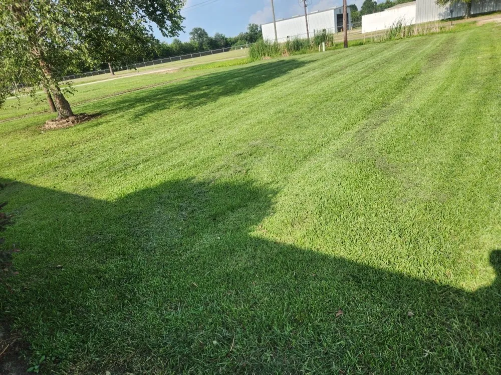 Custom garden landscaping for homes in New Iberia, LA by Lanie's Lawncare Services