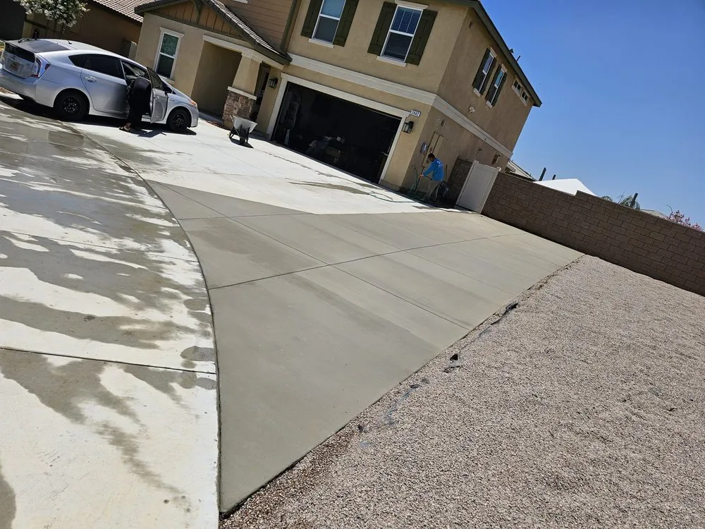 Top-rated lawn mowing service for year-round maintenance in Montebello, CA by Lanscaping Manguito