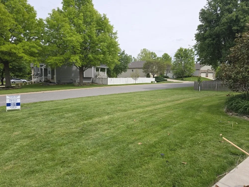 Custom yard cleanup service in Leavenworth, KS by Lansing Lawn Care