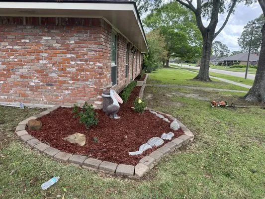 Lara’s Lawn Service Logo