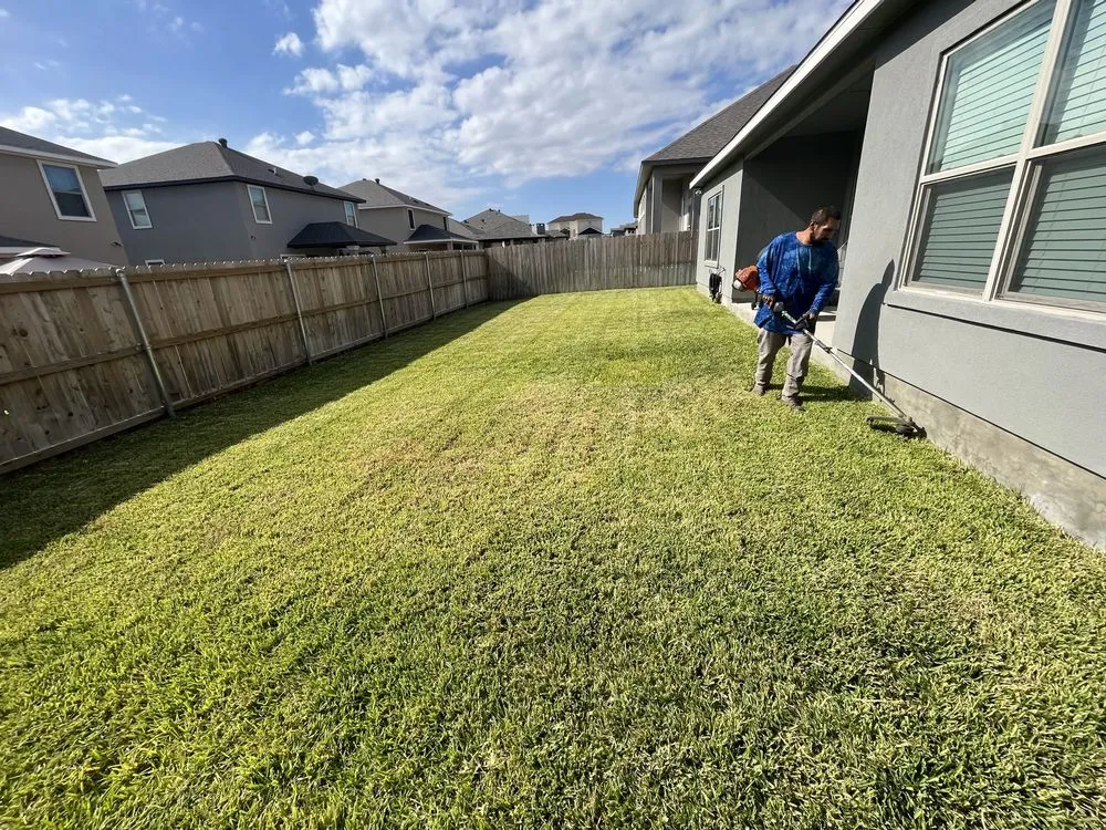 Custom lawn mowing service experts serving Laredo, TX - Laredo Lawn Crew Services