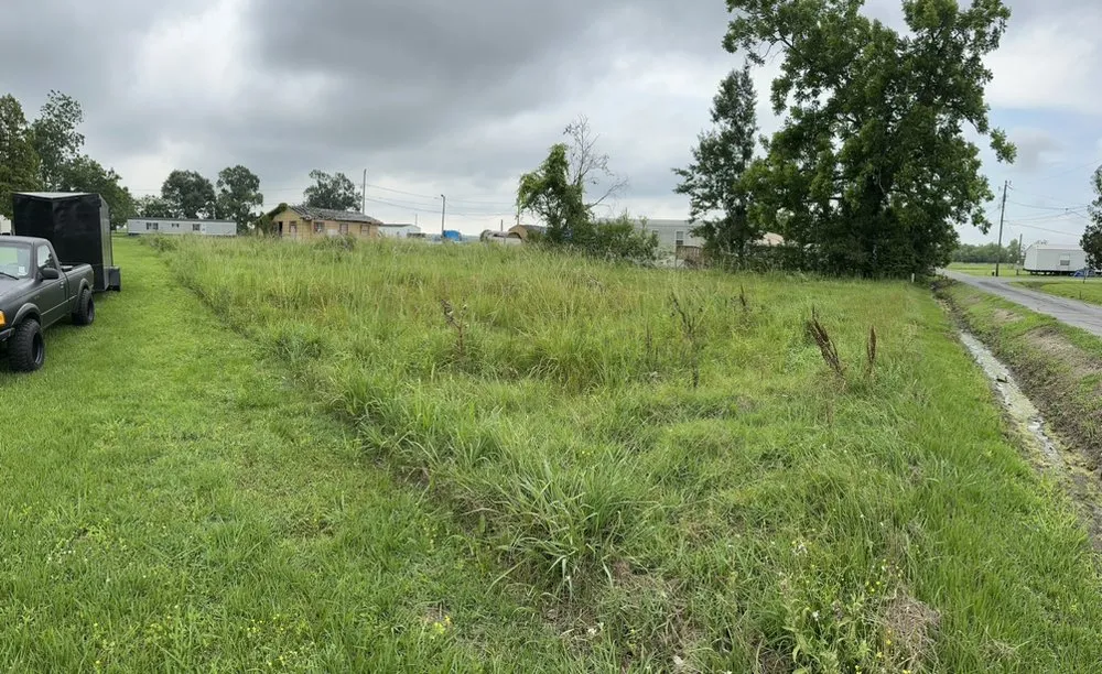 Local yard cleanup service experts serving Addis, LA - Larro Landscaping Lawn and Pressure