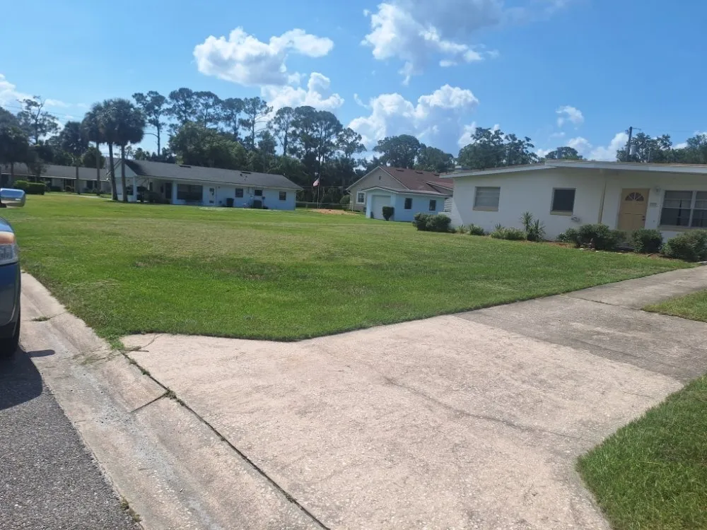 Top-rated yard maintenance experts serving Alafaya, FL - Larry's Mowing & Pressure Washing Services