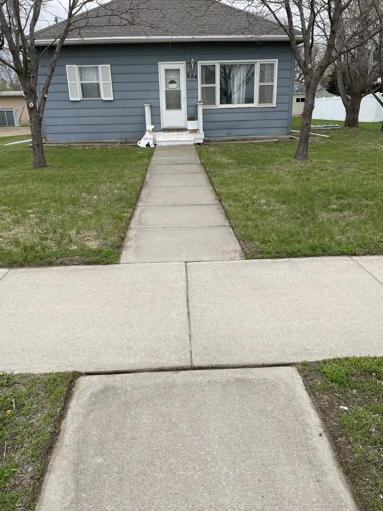 Local lawn care service experts serving Huron, SD - Larsen Lawn Care