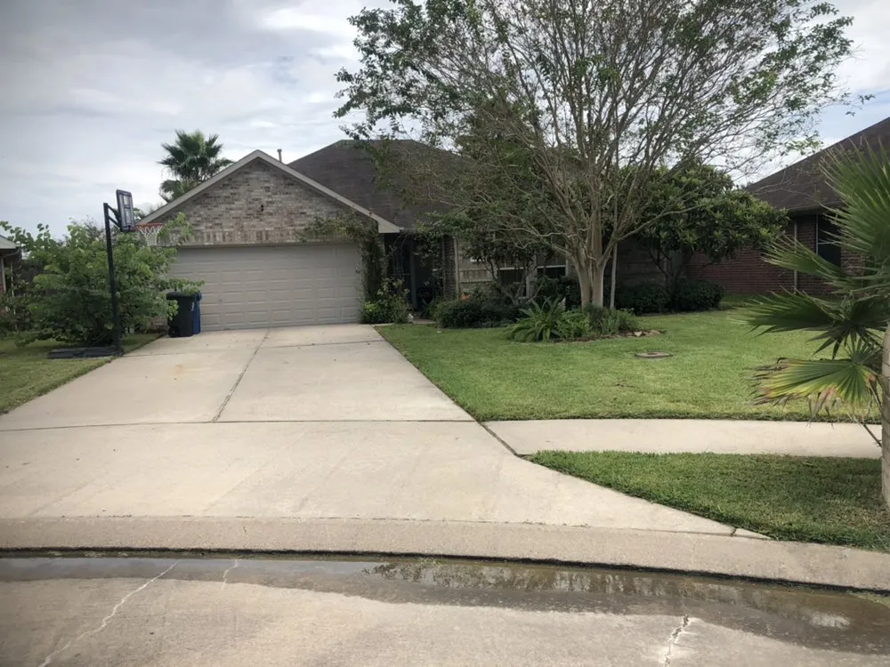 Top-rated lawn mowing service in Dickinson, TX by Larsen's Landscaping & Lawn Services